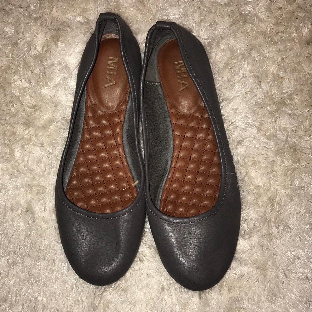 WORN ONCE Mia ballet flats in grey